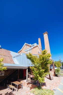 BEECHworTH, AUSTRALIA - 1 Ocak 2025 'te Avustralya' nın Victoria kentinde sıcak bir yaz gününde Beechworth şehir merkezindeki Billsons Bira Fabrikası