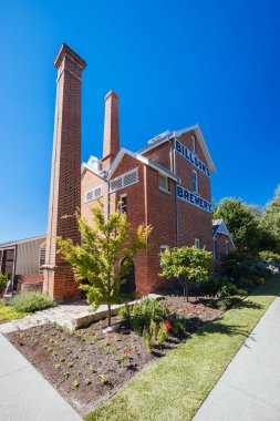 BEECHworTH, AUSTRALIA - 1 Ocak 2025 'te Avustralya' nın Victoria kentinde sıcak bir yaz gününde Beechworth şehir merkezindeki Billsons Bira Fabrikası