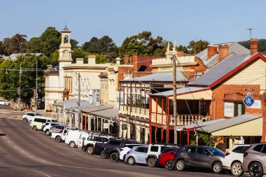 BEECHworTH, AUSTRALIA - 1 Ocak 2025 'te Victoria, Avustralya' da sıcak bir yaz gününde Beechworth 'un tarihi kent merkezi