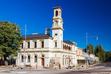 BEECHworTH, AUSTRALIA - 1 Ocak 2025 'te Victoria, Avustralya' da sıcak bir yaz gününde Beechworth 'un tarihi kent merkezi