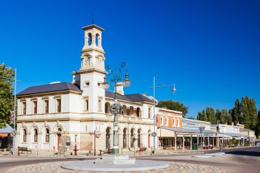 BEECHworTH, AUSTRALIA - 1 Ocak 2025 'te Victoria, Avustralya' da sıcak bir yaz gününde Beechworth 'un tarihi kent merkezi