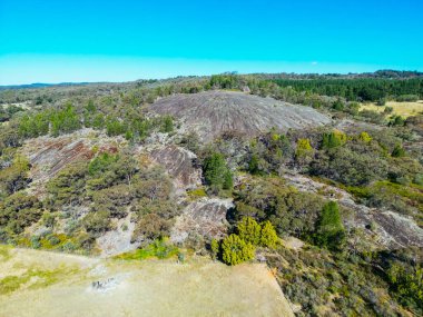 BEECHworTH, AUSTRALIA - 1 Ocak 2025: Beechworth, Avustralya 'daki Beechworth Tarih Parkı yakınlarındaki ünlü Düz Kaya ve manzara