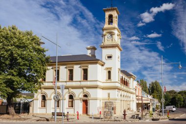 BEECHworTH, AUSTRALIA - 27 Aralık 2024: Tarihi Beechworth şehir merkezi 27 Aralık 2024 'te Victoria, Avustralya' da sıcak bir yaz akşamı