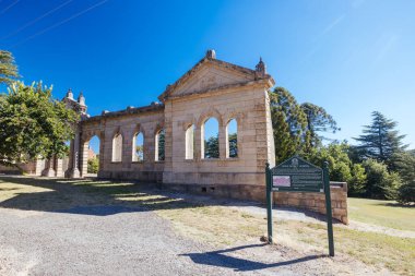 BEECHworTH, AUSTRALIA - 1 Ocak 2025 'te Avustralya' nın Victoria kentinde sıcak bir yaz gününde Ovens Bölge Hastanesi 'nin tarihi kalıntıları
