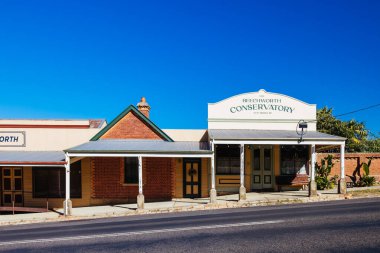 BEECHworTH, AUSTRALIA - 1 Ocak 2025 'te Victoria, Avustralya' da sıcak bir yaz gününde Beechworth 'un tarihi kent merkezi