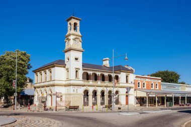 BEECHWorTH, AUSTRALIA - 1 Ocak 2025: Tarihi Beechworth Postanesi ve 1 Ocak 2025 'te Avustralya' nın Victoria kentinde sıcak bir yaz günü tabelası