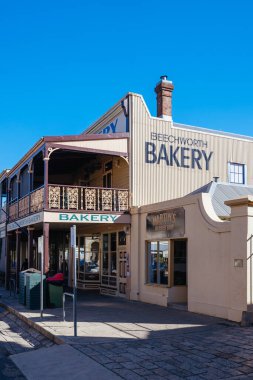 BEECHworTH, AUSTRALIA - 1 Ocak 2025 'te Avustralya' nın Victoria kentinde sıcak bir yaz gününde Beechworth şehir merkezindeki tarihi Beechworth pastanesi