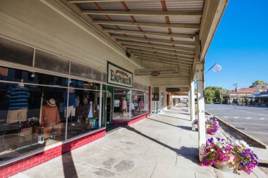 BEECHworTH, AUSTRALIA - 1 Ocak 2025 'te Victoria, Avustralya' da sıcak bir yaz gününde Beechworth 'un tarihi kent merkezi