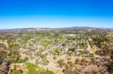 BEECHworTH, AUSTRALYA - 1 Ocak 2025 'te Avustralya' nın Victoria kentinde sıcak bir yaz gününde Beechworth şehir merkezindeki hava manzarası