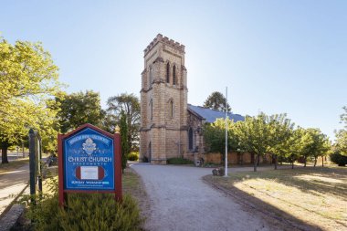 BEECHworTH, AUSTRALYA - 1 Ocak 2025 'te Beechworth Anglikan Kilisesi Victoria, Avustralya' da sıcak bir yaz gününde
