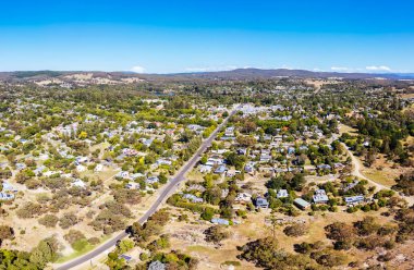 BEECHworTH, AUSTRALYA - 1 Ocak 2025 'te Avustralya' nın Victoria kentinde sıcak bir yaz gününde Beechworth şehir merkezindeki hava manzarası