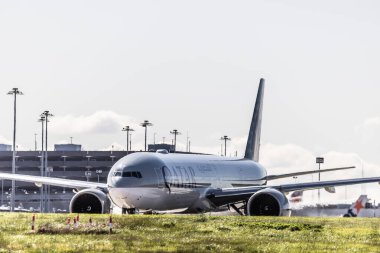 MELBOURNE, AUSTRALYA - EYLÜL 07, 2024: Bir Katar Havayolları Boeing 777-300ER 7 Eylül 2024 tarihinde Melbourne 'e uçar
