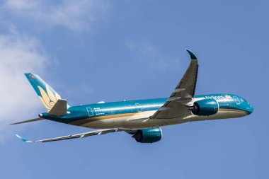 MELBOURNE, AUSTRALYA - SEPTEMBER 07, 2024: Bir Vietnam Havayolları Airbus A350-900 7 Eylül 2024 tarihinde Melbourne 'dan havalanır.