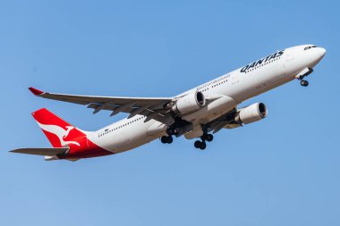 MELBOURNE, AUSTRALYA - SEPTEMBER 07, 2024: Bir Qantas Airbus A330-303 7 Eylül 2024 tarihinde Melbourne 'dan havalanır.