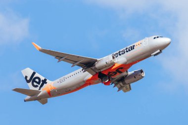 MELBOURNE, AUSTRALIA - SEPTEMBER 07, 2024: Bir Jetstar Airbus A320-232 7 Eylül 2024 tarihinde Melbourne 'dan havalanır.