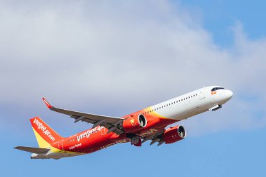 MELBOURNE, AUSTRALIA - SEPTEMBER 07, 2024: VietJet Air Airbus A321-271NX takes off from Melbourne on September 7th 2024 clipart