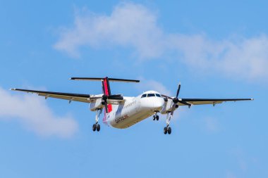 MELBOURNE, AUSTRALYA - EYLÜL 07, 2024: Qantas Bombardıman uçağı DHC-8-315Q 7 Eylül 2024 tarihinde Melbourne 'e uçar