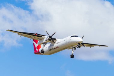 MELBOURNE, AUSTRALYA - EYLÜL 07, 2024: Qantas Bombardıman uçağı DHC-8-315Q 7 Eylül 2024 tarihinde Melbourne 'e uçar