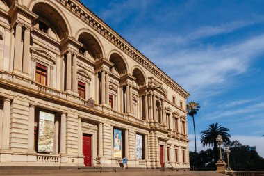 MELBOURNE, AUSTRALYA - 8 Ocak 2025: Melbourne CBD, Victoria, Avustralya 'da sıcak bir yaz öğleden sonrasında Eski Hazine Binası