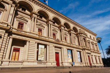 MELBOURNE, AUSTRALYA - 8 Ocak 2025: Melbourne CBD, Victoria, Avustralya 'da sıcak bir yaz öğleden sonrasında Eski Hazine Binası