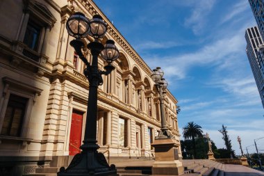 MELBOURNE, AUSTRALYA - 8 Ocak 2025: Melbourne CBD, Victoria, Avustralya 'da sıcak bir yaz öğleden sonrasında Eski Hazine Binası