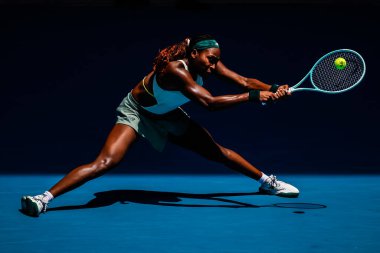 MELBOURNE, AUSTRALIA - 19 HAZİRAN: ABD 'li Coco Gauff, 19 Ocak 2025 tarihinde Melbourne Park' ta düzenlenen 2025 Avustralya Açık 'ın sekizinci gününde İsviçreli Belinda Benciç' e ters vuruş yaptı.