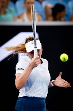 MELBOURNE, AUSTRALIA - 12 HAZİRAN: Hırvat Donna Vekiç, Melbourne, Avustralya 'daki Melbourne Park' ta düzenlenen 2025 Avustralya Açık 'ın birinci gününde Fransız Diane Parry' yi oynuyor..