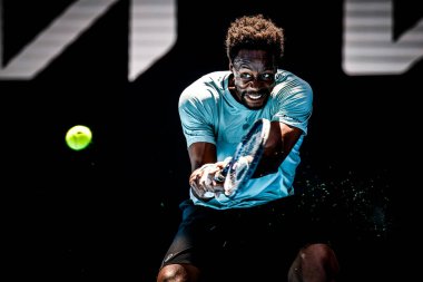 MELBOURNE, AUSTRALYA - 18 HAZİRAN: Fransa Gael Monfils 18 Ocak 2025 tarihinde Melbourne 'da Melbourne Park' ta oynanan 2025 Avustralya Açık 'ta Taylor Fritz ile oynarken ters vuruş yaptı.