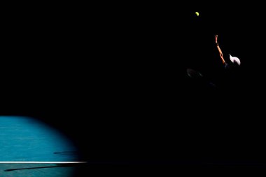 MELBOURNE, AUSTRALIA - 18 Ocak 2025 tarihinde Melbourne Park 'ta oynanan 2025 Avustralya Açık' ta Arjantinli Francisco Cerundolo ile oynarken Avustralyalı Alex de Minaur