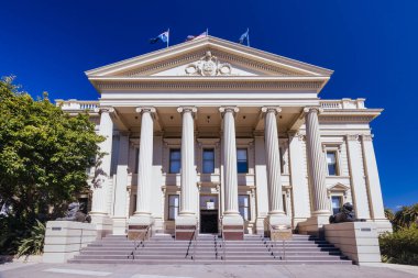 GEELONG, AUSTRALYA - 1 Şubat 2025: Geelong Konuk Bilgi Merkezi Johnstone Park 'ta sıcak bir yaz sabahı Geelong, Victoria, Avustralya