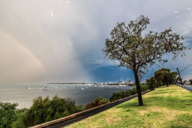 GEELONG, AUSTRALYA - 2 Şubat 2025 'te Victoria ve Geelong şehir merkezi üzerinden gökkuşağı ile yoğun bir yaz hava durumu sistemi.