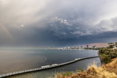 GEELONG, AUSTRALYA - 2 Şubat 2025 'te Victoria ve Geelong şehir merkezi üzerinden gökkuşağı ile yoğun bir yaz hava durumu sistemi.