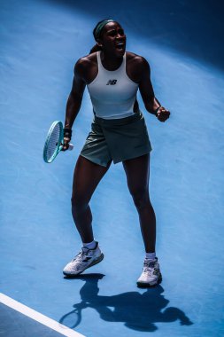 MELBOURNE, AUSTRALIA - 19 HAZİRAN: ABD 'li Coco Gauff, 19 Ocak 2025' te Melbourne Park 'taki Melbourne Açık' ta düzenlenen 2025 Avustralya Açık 'ın sekizinci gününde İsviçreli Belinda Benciç' i yenmesini kutluyor.