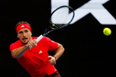 MELBOURNE, AUSTRALYA - 19 HAZİRAN: Alman Alexander Zverev, 19 Ocak 2025 'te Melbourne Park' ta düzenlenen 2025 Avustralya Açık 'ın sekizinci gününde Fransa' nın Ugo Humbert takımına forehand vuruyor.