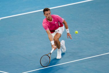 MELBOURNE, AUSTRALIA - 19 HAZİRAN: Çek Cumhuriyeti 'nden Jiri Lehecka, 19 Ocak 2025' te Melbourne Park 'ta düzenlenen 2025 Avustralya Açık' ın sekizinci gününde Sırp Novak Cokoviç 'e forehand vurdu.