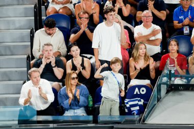 MELBOURNE, AUSTRALIA - 19 HAZİRAN: Jelena Cokoviç ve Stefan Cokoviç, Sırp Novak Cokoviç 'in 2025 Avustralya Açık' ın sekizinci gününde Melbourne Park 'ta oynadığı Jiri Lehecka oyununu izlediler