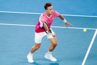 MELBOURNE, AUSTRALIA - 19 HAZİRAN: Çek Cumhuriyeti 'nden Jiri Lehecka, 19 Ocak 2025' te Melbourne Park 'ta düzenlenen 2025 Avustralya Açık' ın sekizinci gününde Sırp Novak Cokoviç 'e forehand vurdu.