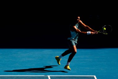 İspanya 'dan Carlos Alcaraz, 19 Ocak 2025' te Melbourne Park 'ta düzenlenen 2025 Avustralya Açık' ın sekizinci gününde İngiltere 'den Jack Draper' a ters vuruş yaptı.