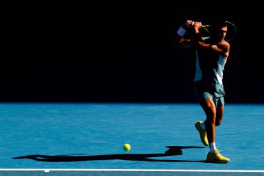 İspanya 'dan Carlos Alcaraz, 19 Ocak 2025' te Melbourne Park 'ta düzenlenen 2025 Avustralya Açık' ın sekizinci gününde İngiltere 'den Jack Draper' a ters vuruş yaptı.