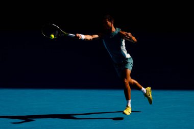 MELBOURNE, AUSTRALYA - 19 Ocak 2025 'te Melbourne Park' ta düzenlenen 2025 Avustralya Açık 'ta İspanya' dan Carlos Alcaraz, İngiltere 'den Jack Draper' a forehand vuruşu yaptı.