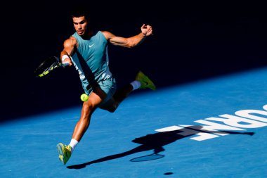 MELBOURNE, AUSTRALYA - 19 Ocak 2025 'te Melbourne Park' ta düzenlenen 2025 Avustralya Açık 'ta İspanya' dan Carlos Alcaraz, İngiltere 'den Jack Draper' a forehand vuruşu yaptı.