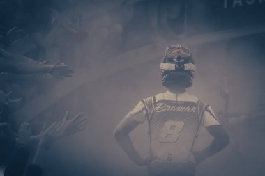 MAYDENA, AUSTRALYA - 8 Şubat 2025 'te Avustralya' nın Maydena kentinde Kızıl Boğa Hardline Tazmanya 'daki bitiş çizgisini geçtikten sonra Avustralyalı Troy BROSNAN kutlama yaptı.