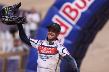 MAYDENA, AUSTRALYA - 8 Şubat 2025 'te Avustralya' nın Maydena kentinde düzenlenen Red Bull Hardline Tazmania 'da üçüncü olan Troy BROSNAN' ı kutladı.