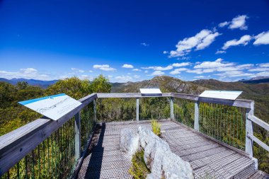 Donaghys Hill, Tazmanya, Avustralya 'da sıcak bir yaz gününde Franklin-Gordon Vahşi Nehirleri Ulusal Parkı' nda yürüyor.