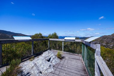 Donaghys Hill, Tazmanya, Avustralya 'da sıcak bir yaz gününde Franklin-Gordon Vahşi Nehirleri Ulusal Parkı' nda yürüyor.