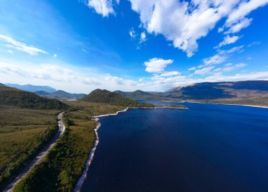 Tazmanya, Avustralya 'da sıcak bir yaz öğleden sonrasında Plimsoll Gölü' nün havadan manzarası