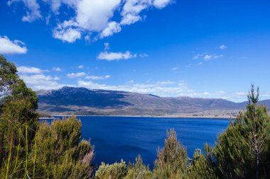 Tazmanya, Avustralya 'da sıcak bir yaz öğleden sonrasında Plimsoll Gölü' nün havadan manzarası