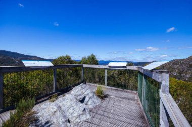 Donaghys Hill, Tazmanya, Avustralya 'da sıcak bir yaz gününde Franklin-Gordon Vahşi Nehirleri Ulusal Parkı' nda yürüyor.
