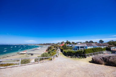 SORRENTO, AUSTRALYA - 23 Şubat 2025: Sorrento, Victoria, Avustralya 'ya doğru Point King yakınlarındaki Mornington Yarımadası' ndan Milyonerler Yürüyüşü