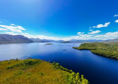 Burbury Gölü ve çevresindeki dağ manzarası Tazmanya, Avustralya 'da Queenstown yakınlarında sıcak bir yaz mevsiminde